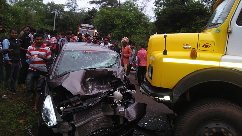 ರಸ್ತೆ ಅಪಘಾತ: ಇಬ್ಬರಿಗೆ ಗಾಯ